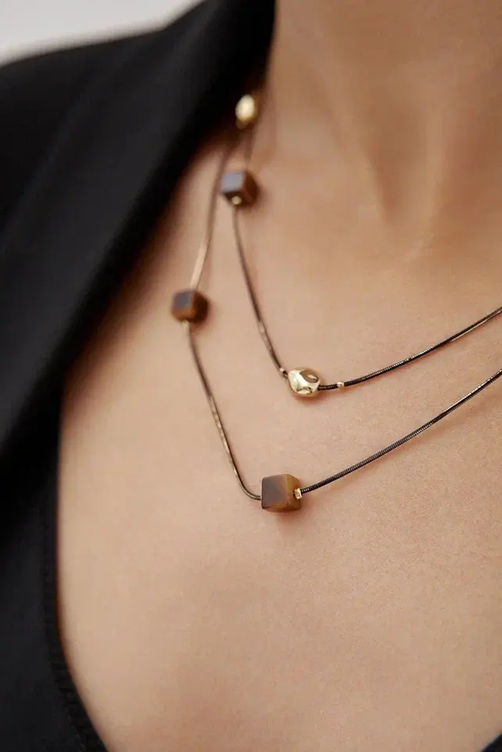 Колье золотые капли и кубики - агаты на тонкой черно-золотой цепочке