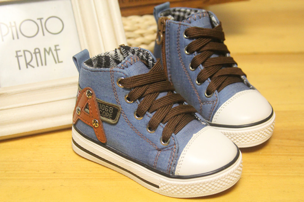 Кеды детские джинсовые с буквенными аппликациями и клепками