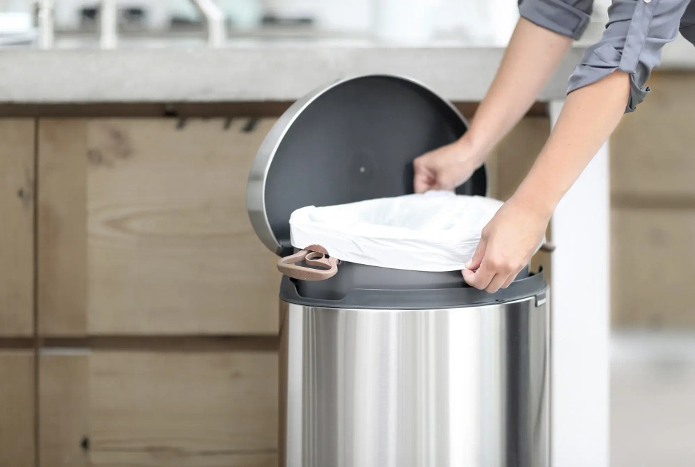 Brabantia Контейнер для мусора с плоской спинкой 40 л белый