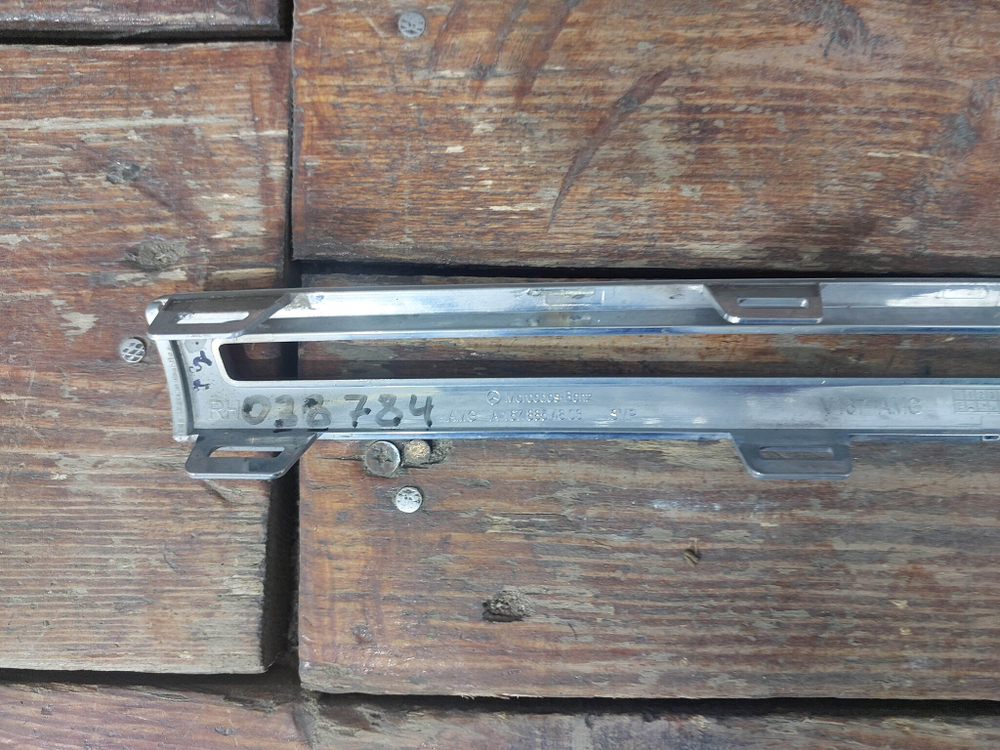 Молдинг решетки радиатора Mercedes GLE (V167) 18-нв Б/У Оригинал A1678854803