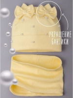 Шапка для девочки на осень с бусинами и снуд