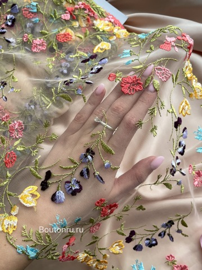 Кружево телесного цвета с вышивкой в виде разноцветных цветов 230-250 мм