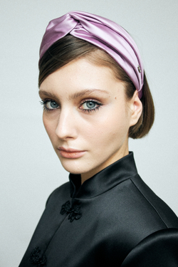 Ободок-узел из сиреневого шелка с декором в виде веточки