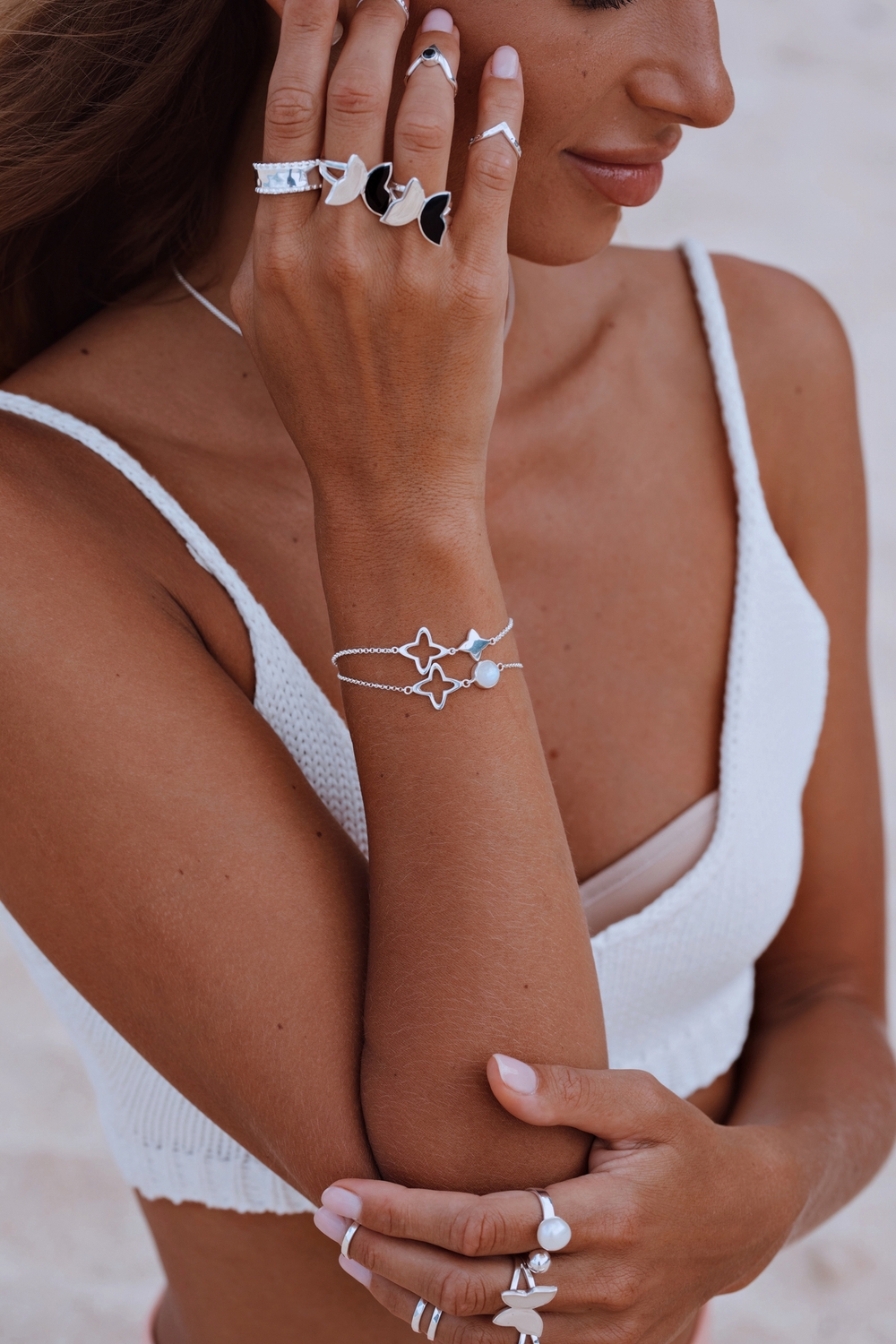 Браслет «Клевер» с лунным радужным камнем