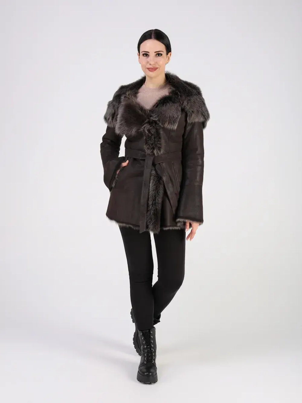 Дубленка зимняя натуральная с капюшоном короткая