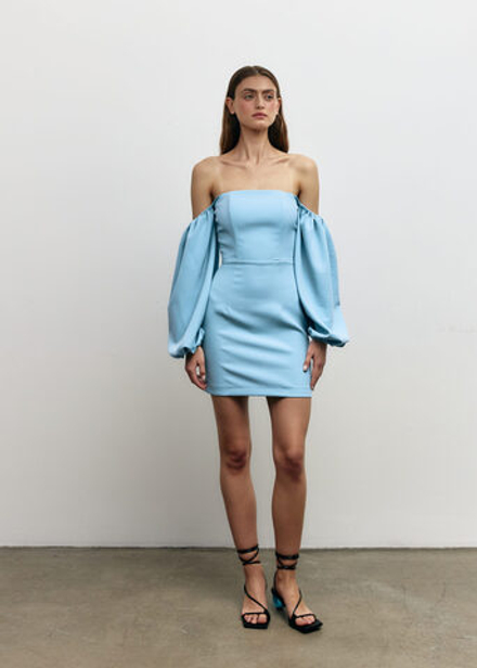 Голубое платье с открытыми плечами