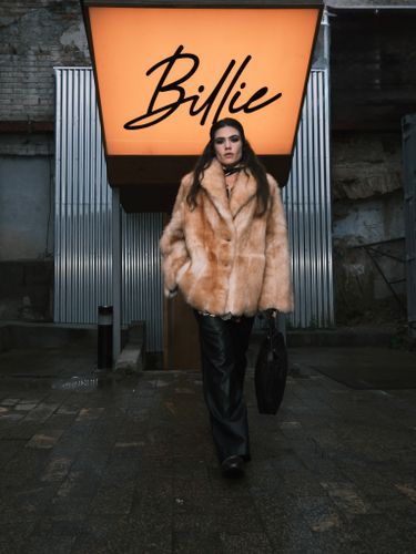 Короткая шуба из овчины и шалевым воротником