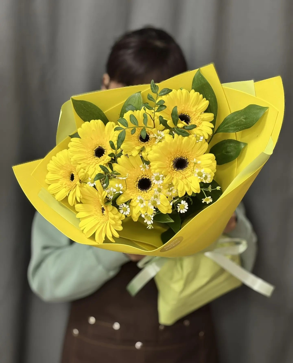 Букет из желтых гербер с добавлением танацетума