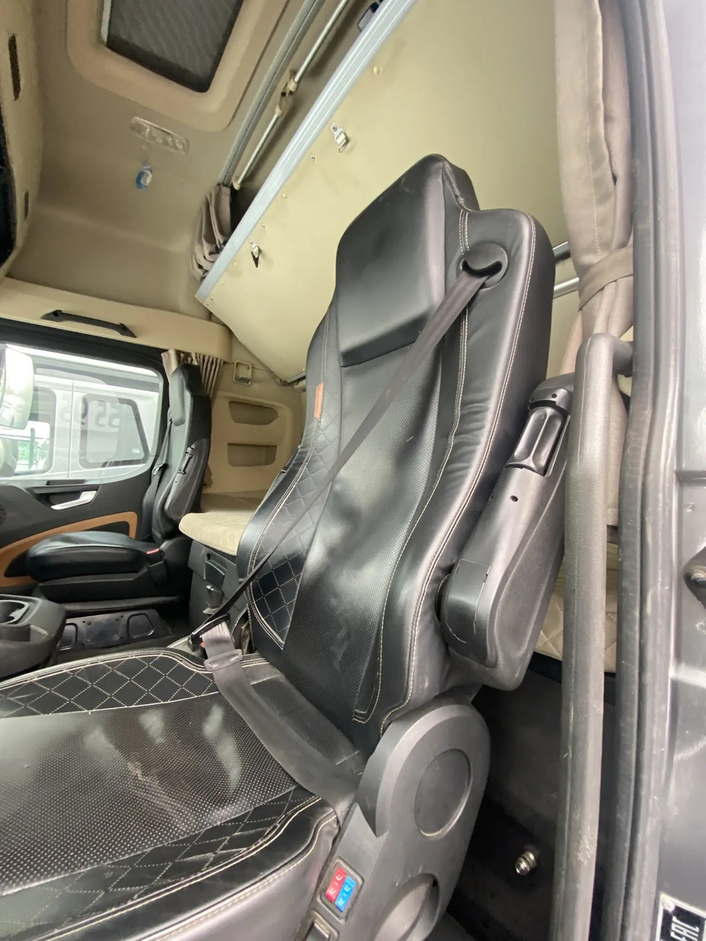 Shacman (Shaanxi) SX* 4x2 Седельный тягач SX4188YY381 (Дизельный, 12,5 л, 473 л.с., МТ)