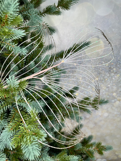 Веточка с резными листьями 86см ChristmasDeLuxe перламутровая с серебряным глиттером