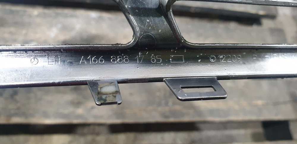 Молдинг решетки радиатора Mercedes GL GLS (X166) 15-19 Б/У Оригинал A1668881785