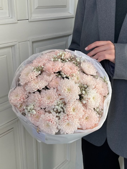 Букет из хризантемы в персиковом оттенке и гипсофилы