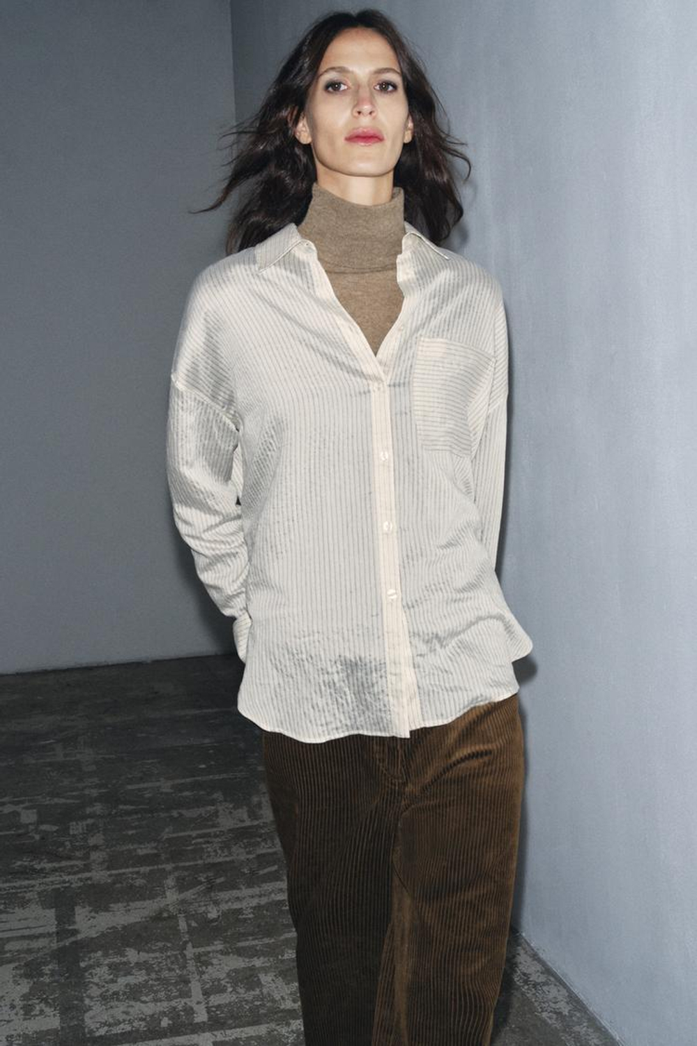 ZARA РУБАШКА ИЗ СТРУЯЩЕЙСЯ ТКАНИ В ПОЛОСКУ — ZW COLLECTION, БЕЛЫЙ/ЧЕРНЫЙ