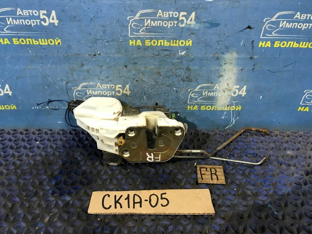Замок двери передней правой MITSUBISHI LANCER 1998