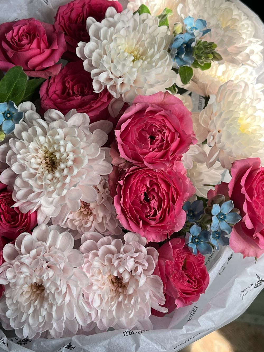 Букет из кустовых роз, оксипеталума и хризантемы