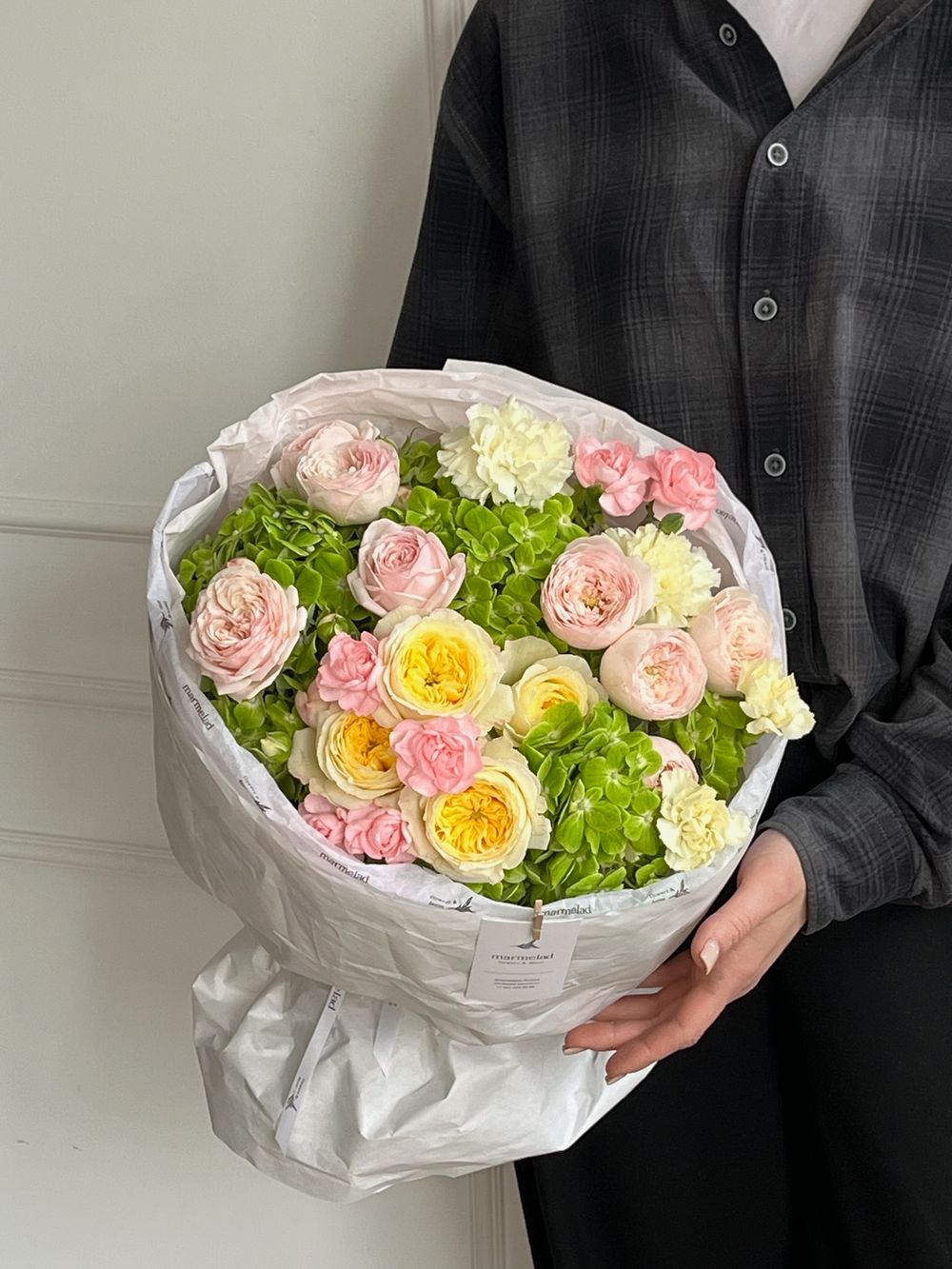 Букет сборный из кустовых пионовидных роз, диантусов и гортензии