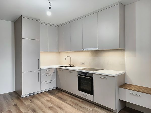 Угловая кухня из ЛДСП со встроенным холодильником