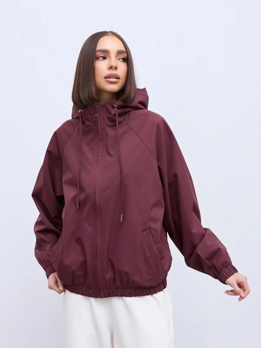 Ветровка с капюшоном