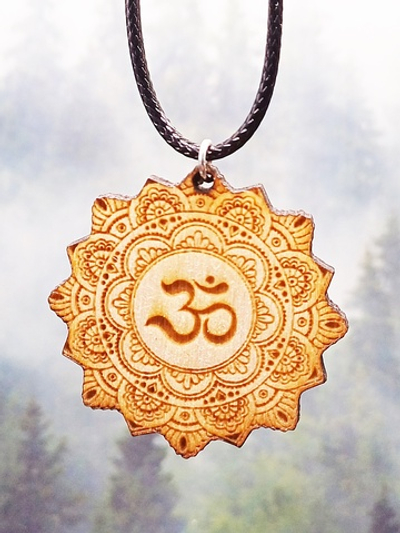 Кулон на шнурке Ом деревянный