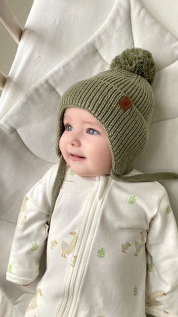 Шапка вязаная на завязках с помпоном (св. хаки)