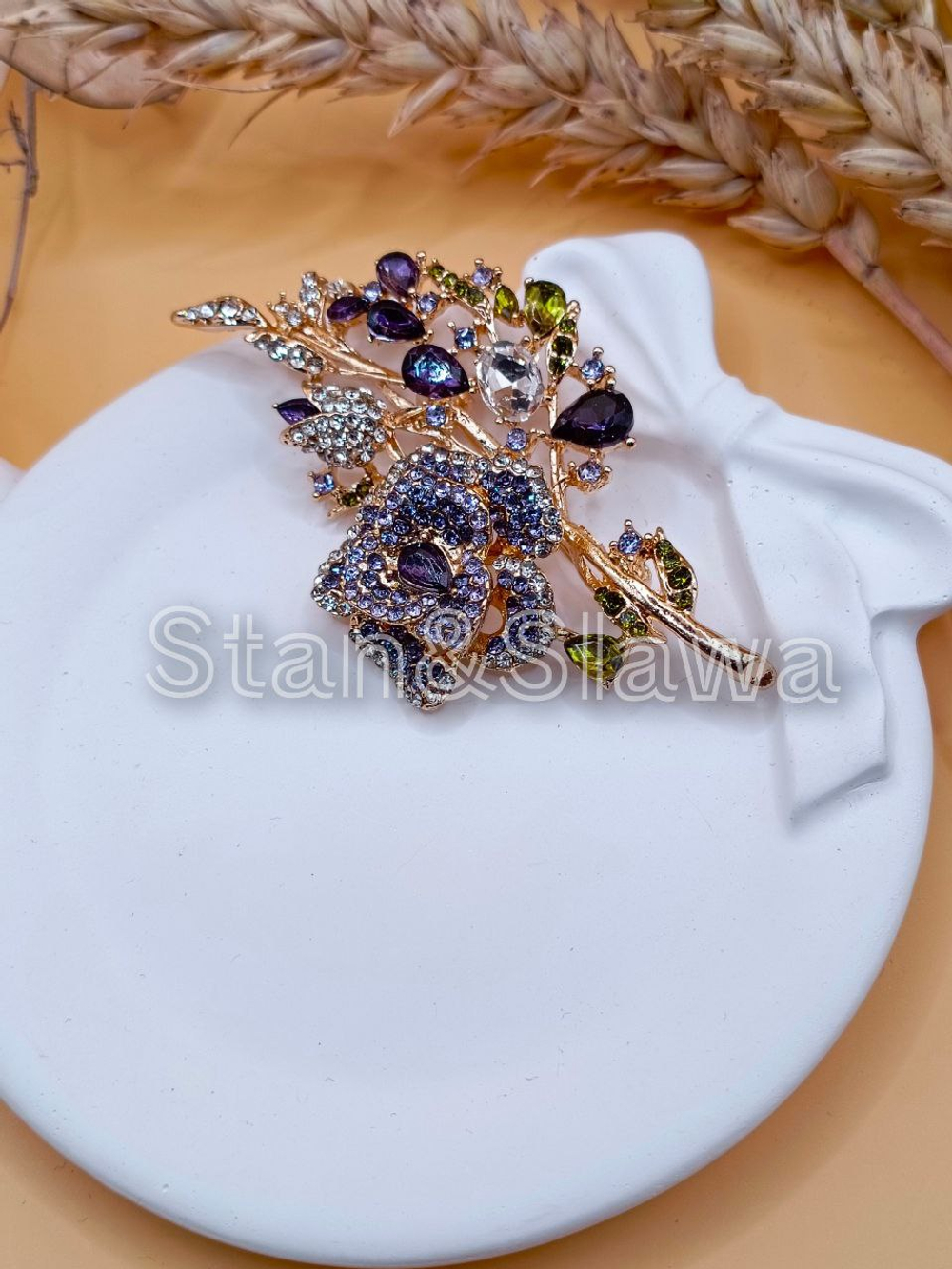 Брошь "Игривая веточка Розы"Выполнена из метала, страз и цирконов.