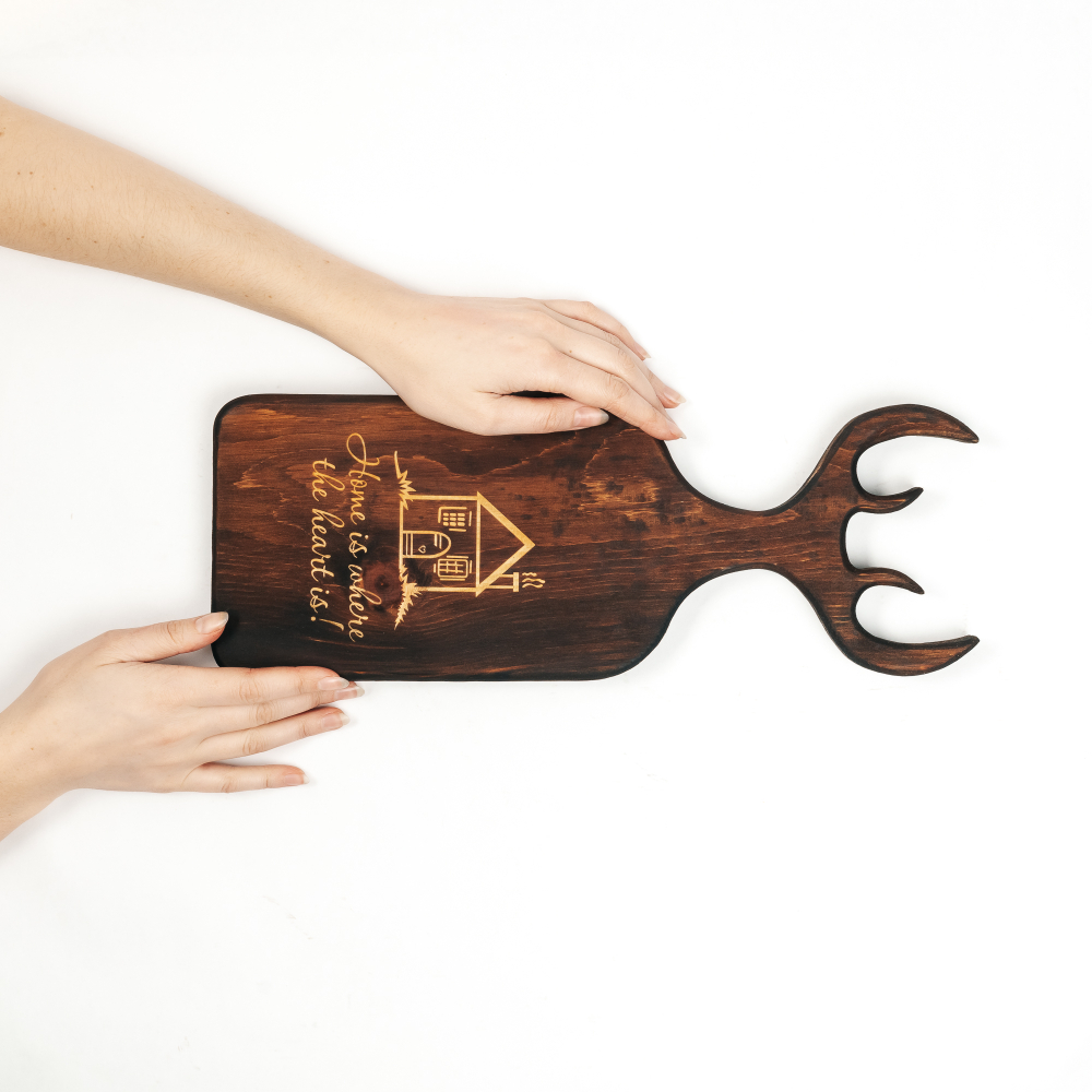 Доска разделочная из древесины сибирского кедра с гравировкой "Home is where the heart is". RD98