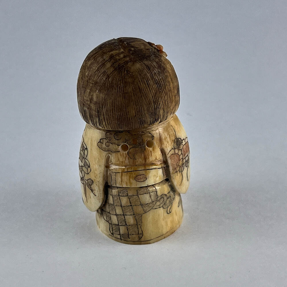 Статуэтка нэцкэ Девушка с веером