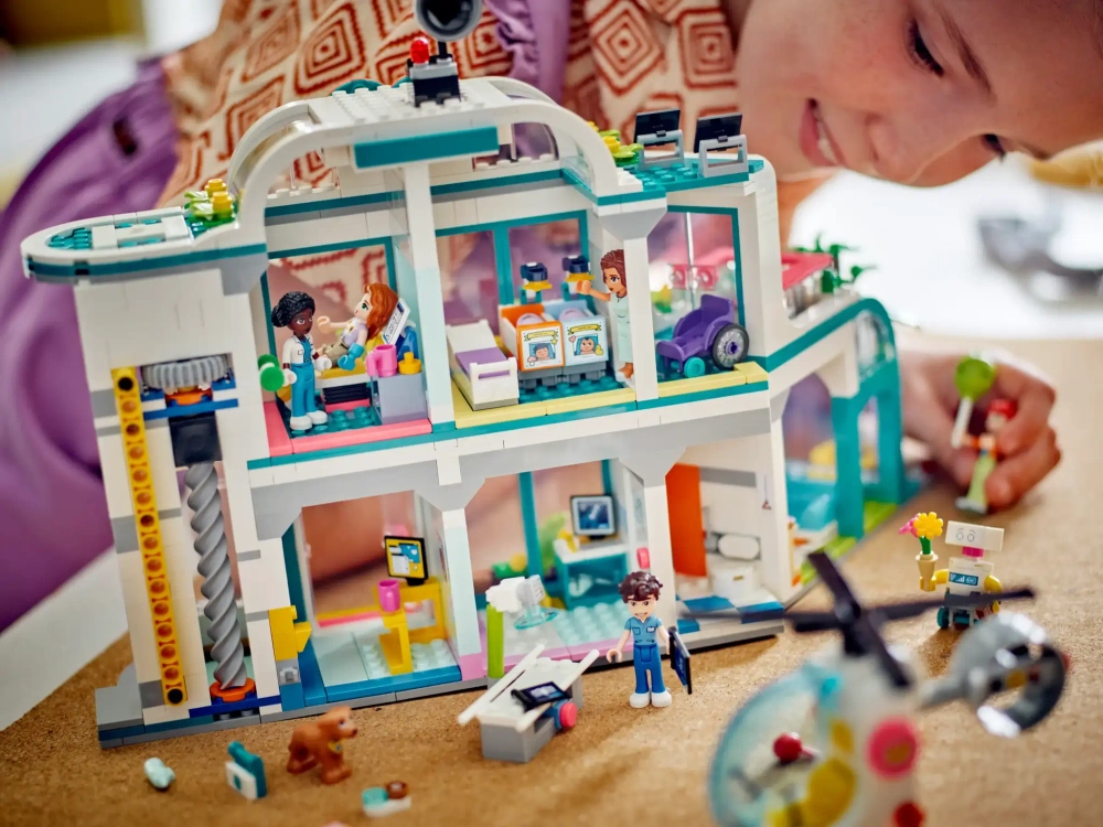 Конструктор LEGO Friends 42621 Больница Хартлейк-Сити