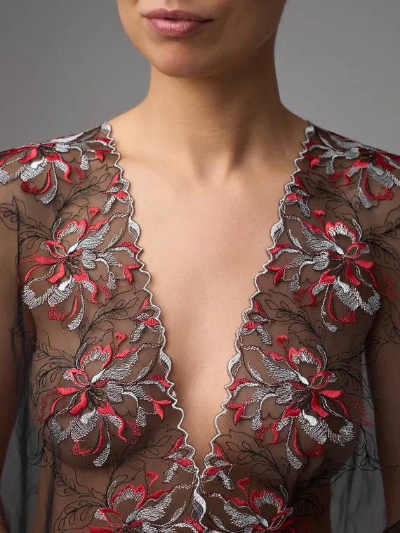 05-168 Вышивка на неэл. сетке 22 см, черный/серый/красный (левая)