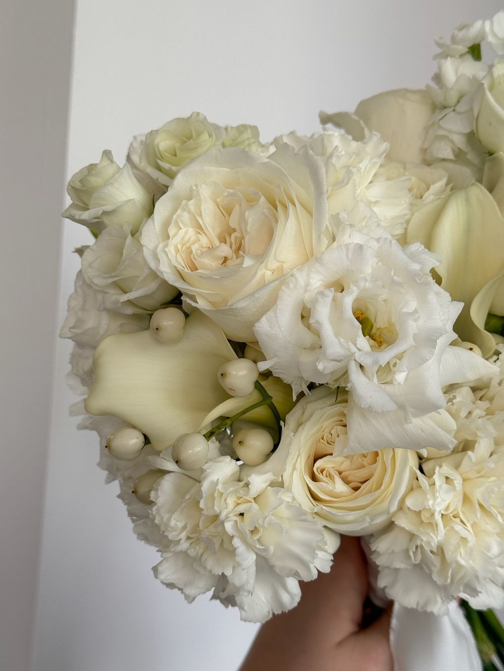 Свадебный букет из калл, диантусов, одноголовых роз,лизиантуса и маттиолы