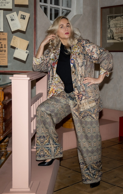 Двусторонний жакет, по мотивам рисунков на портьере, представляющих Венеру и амуров и текстильного панно «Древо Жизни» выполненного в древнеиндийской технике ‘каламкари’