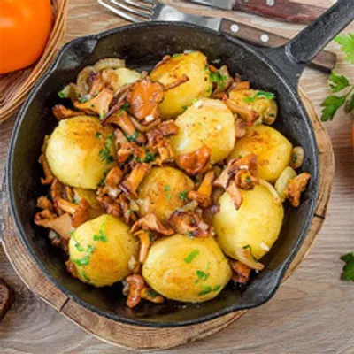 Картофель молодой с лисичками под «сливочным» соусом с тимьяном и петрушкой