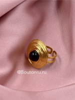 Кольцо золотистое с черным камнем