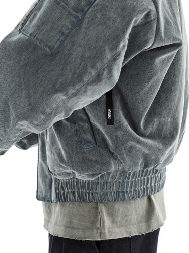 Утепленный серо-голубой бомбер из вареного денима