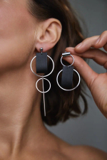 Серьги асимметричные пусеты круги с черной кожей, оттенок серебро