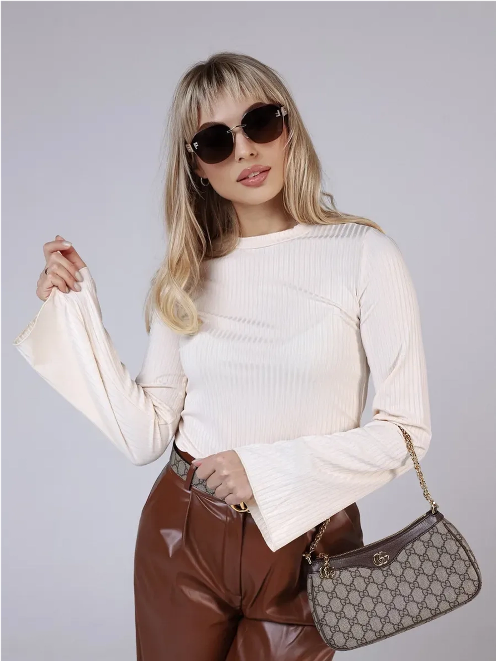 Лонгслив в рубчик с рукавами клеш