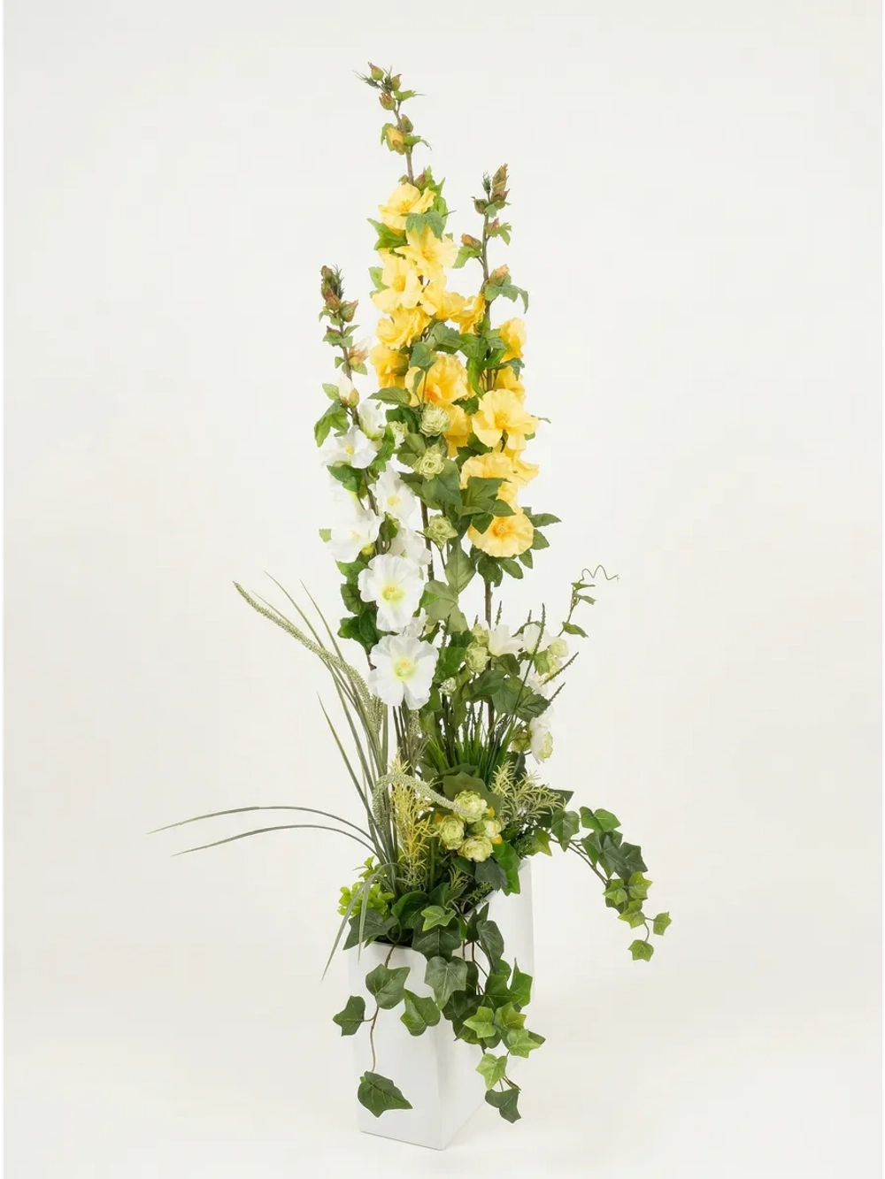 Напольная композиция из искусственных растений и цветов