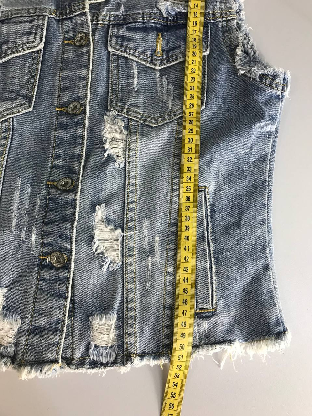 Жилетка джинсовая модная, маркировка S, визуально на 44 размер
