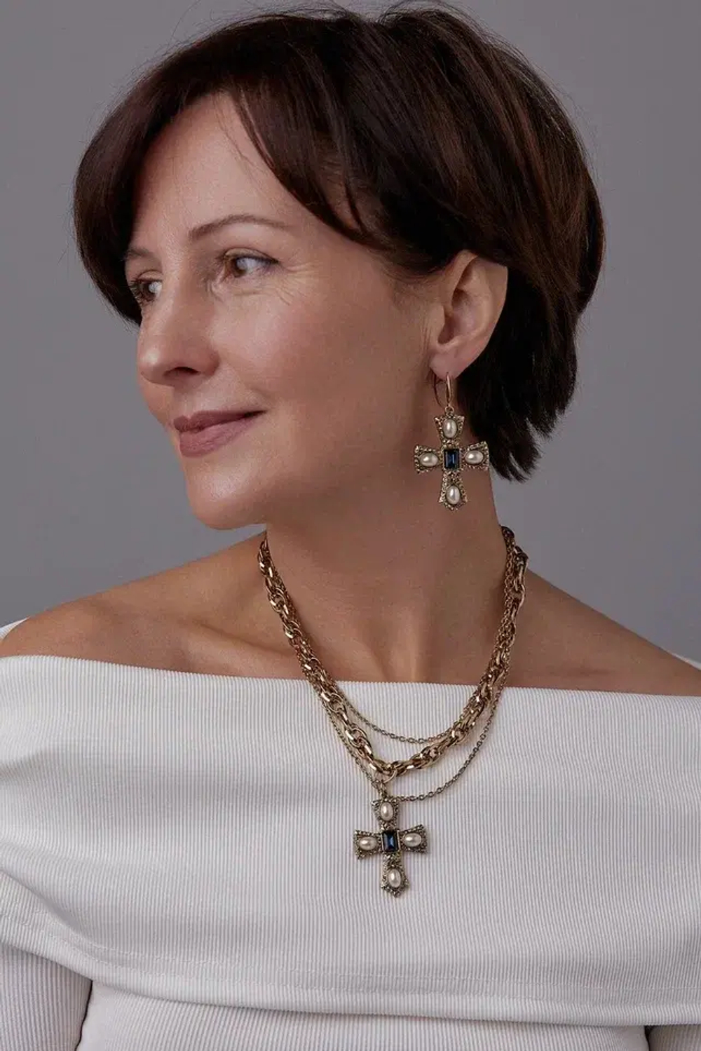 Кулон крест с кристаллом Лондон блу и жемчугом на двойной витой цепочке, оттенок золото