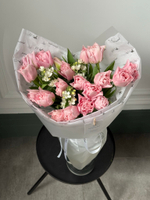 Букет из 19 розовых пионовидных тюльпанов и белого оксипеталума