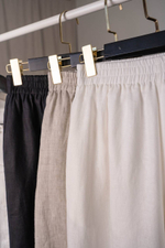 Костюм в азиатском стиле с прямыми брюками и разрезами по бокам