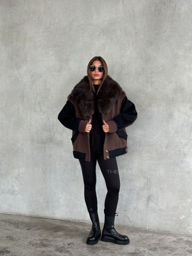 Шоколадная куртка с черными рукавами