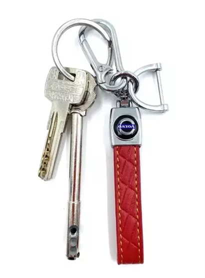Брелок для ключей кожаный с эмблемой Volvo с карабином (кожзам, красный цвет с желтой строчкой)