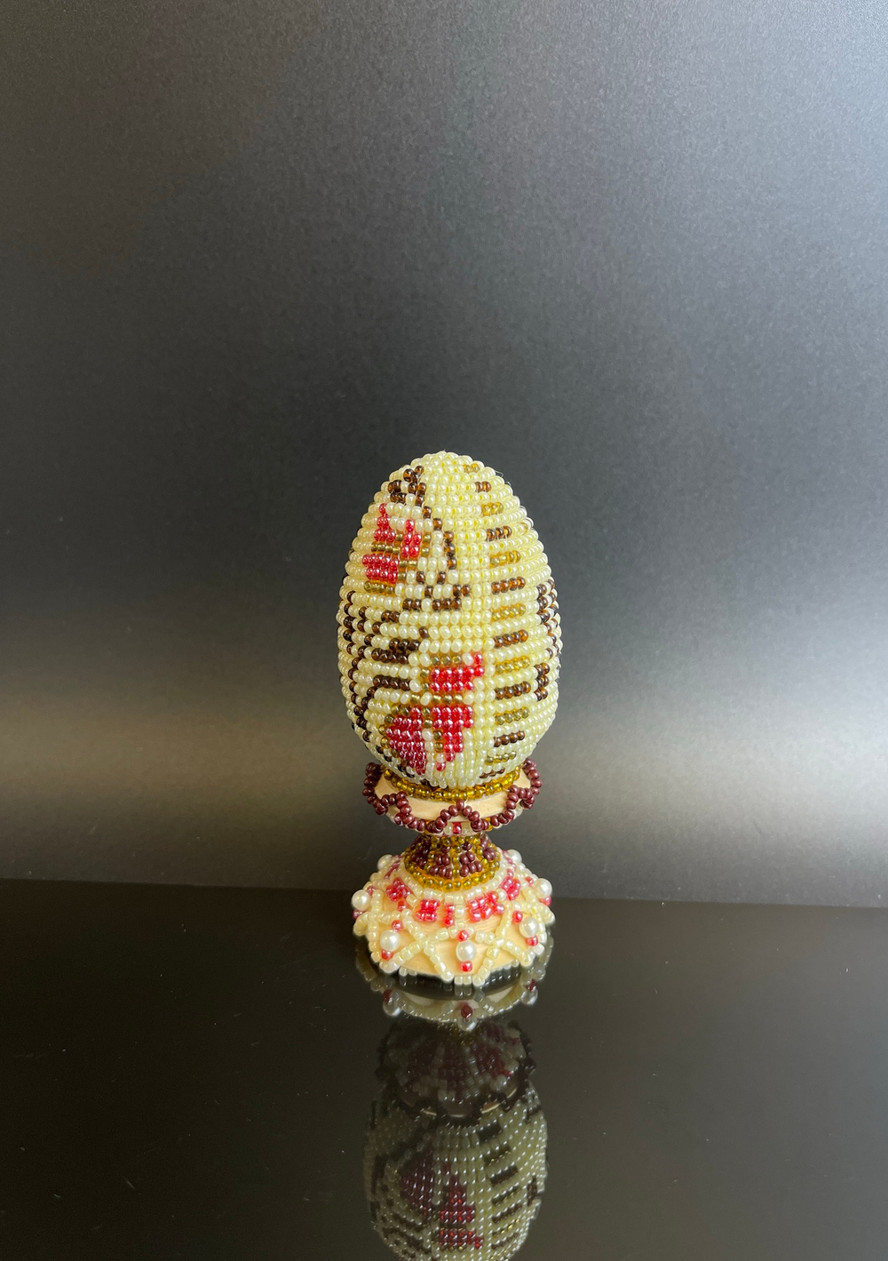 Яйцо пасхальное на подставке украшение из бисера, ручная работа времен СССР