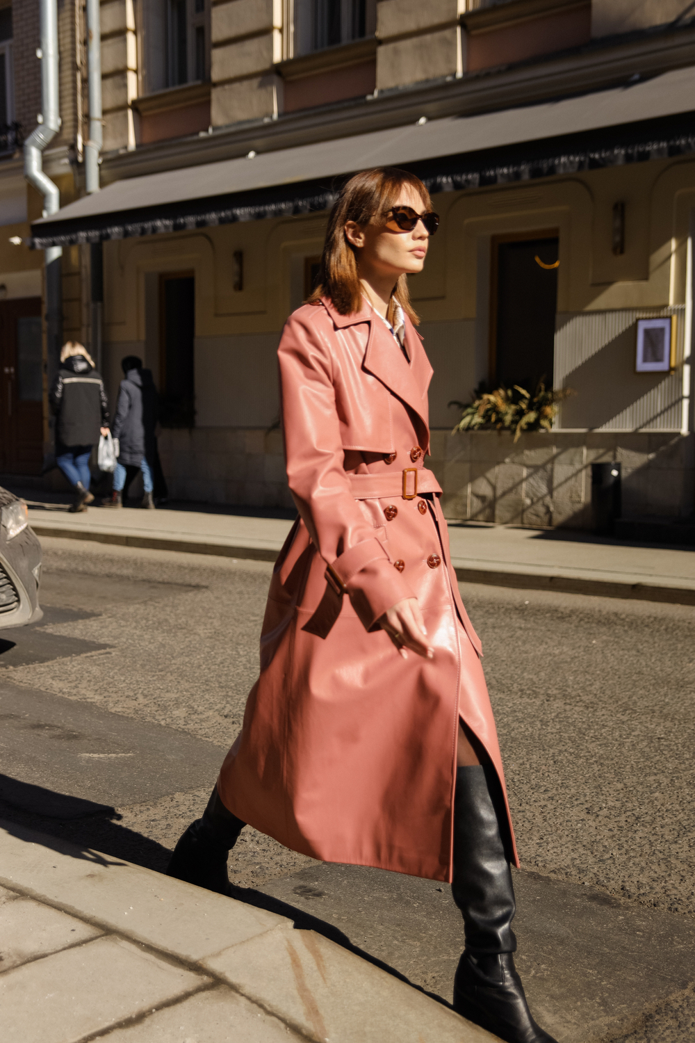 Тренч двубортный кожаный пудровый