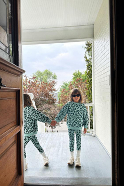 ZARA ТОЛСТОВКА С АНИМАЛИСТИЧЕСКИМ ПРИНТОМ, ЗЕЛЕНОВАТЫЙ