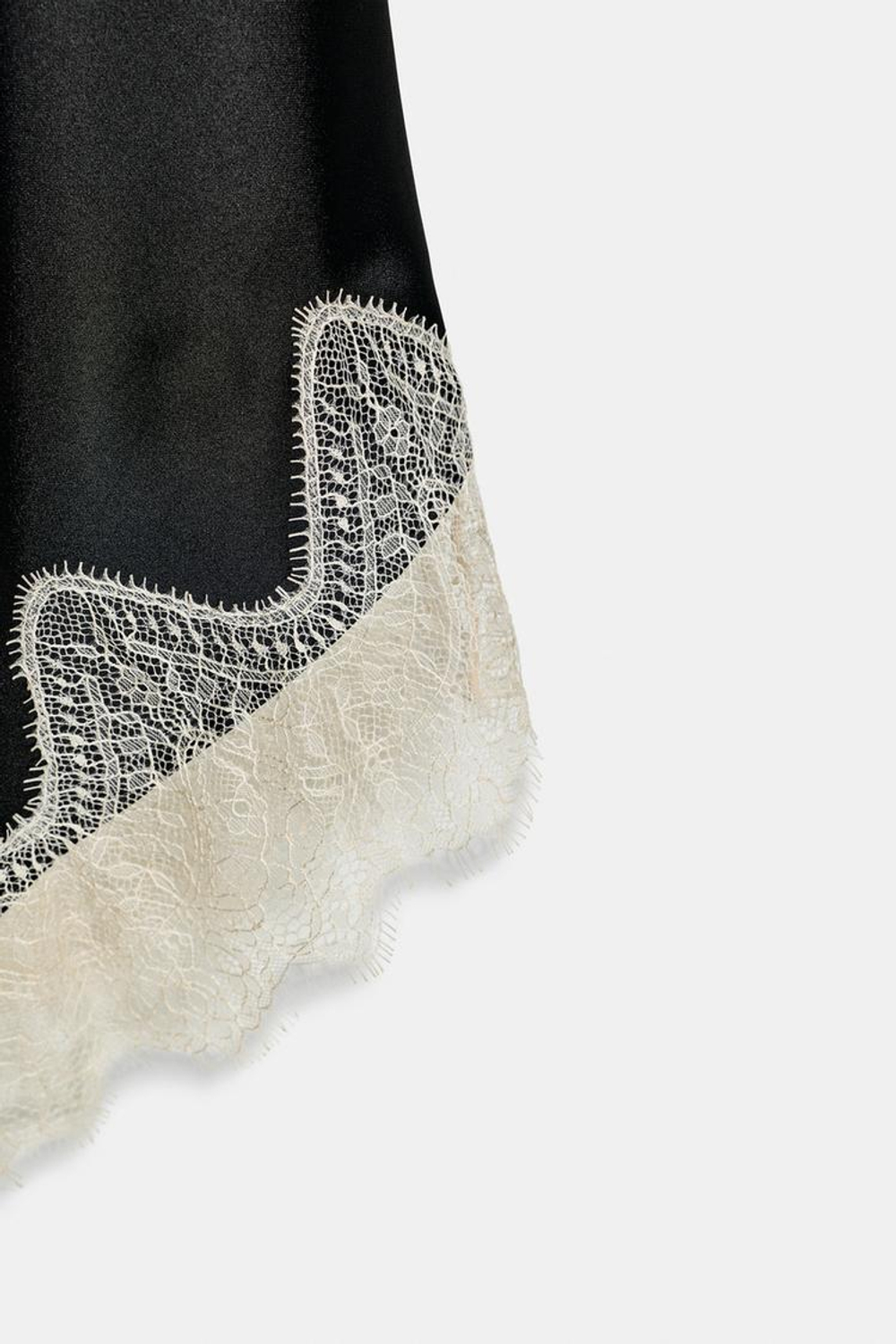 ZARA АТЛАСНОЕ ПЛАТЬЕ С КРУЖЕВОМ, ЧЕРНЫЙ