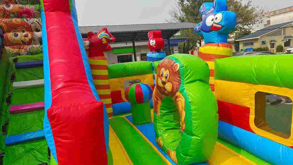 Надувной батут «Звериный мир» с горкой и аркой,с сеткой на входе 7*5*4,2 м