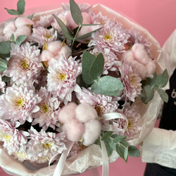 Круглый букет с кустовыми хризантемами и хлопком. Букет 1235 (2)