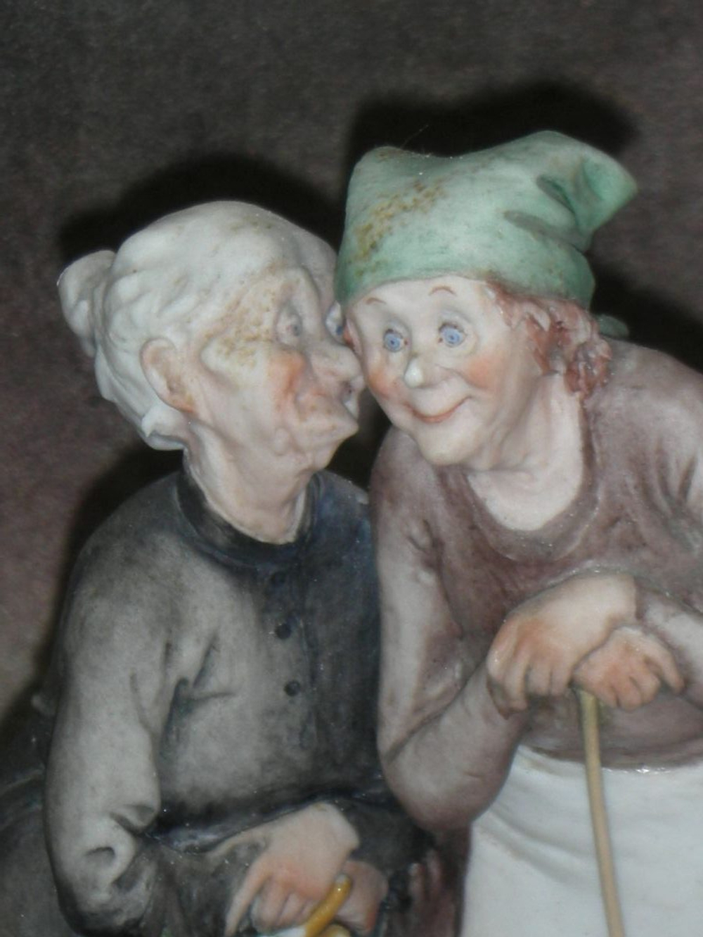 Статуэтка. Фарфор. Сплетницы старушки. Capodimonte. Италия